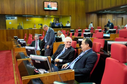 Deputados querem gratificação para policiais e reforço na Segurança