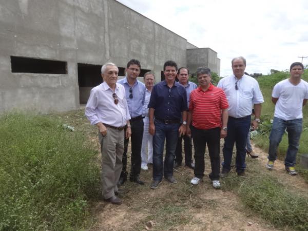Secret&aacute;rio Estadual de Sa&uacute;de realizou inspe&ccedil;&atilde;o em obras do setor de sa&uacute;de de Floriano.(Imagem:FlorianoNews)