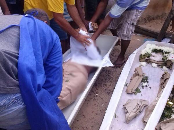 Lavrador foi v&iacute;tima de acidente de tr&acirc;nsito e era velado por familiares.(Imagem:Junior Catita/Blog do Catita)