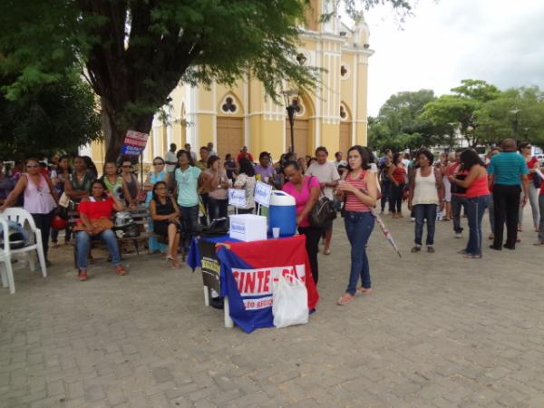 Professores fazem ato p&uacute;blico na Pra&ccedil;a Dr. Sebasti&atilde;o Martins.(Imagem:FlorianoNews)