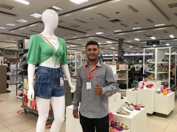 Vitor, colaborador do setor de cal&ccedil;ados do Armaz&eacute;m Para&iacute;ba(Imagem:FlorianoNews)