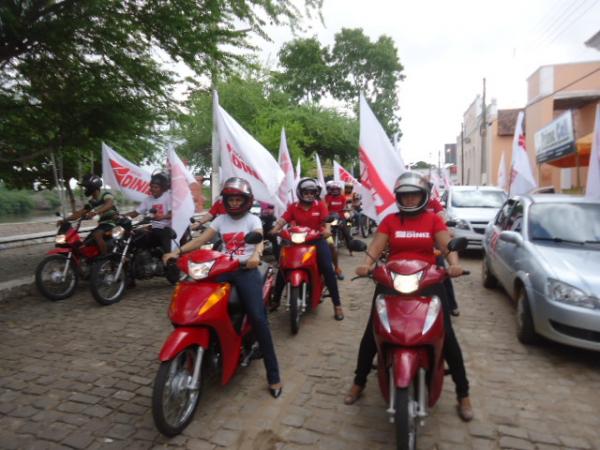 &Oacute;ticas Diniz abre semana de anivers&aacute;rio com carreata pelas ruas de Floriano e Bar&atilde;o de Graja&uacute;.(Imagem:FlorianoNews)