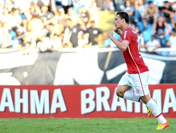 Leandro Dami&atilde;o comemora o primeiro gol da vit&oacute;ria colorada no Engenh&atilde;o.(Imagem: Futura Press)