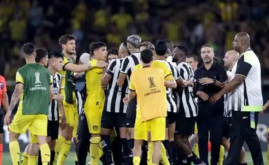 Tribunal do Rio fará audiência de custódia de 20 torcedores do Penãrol