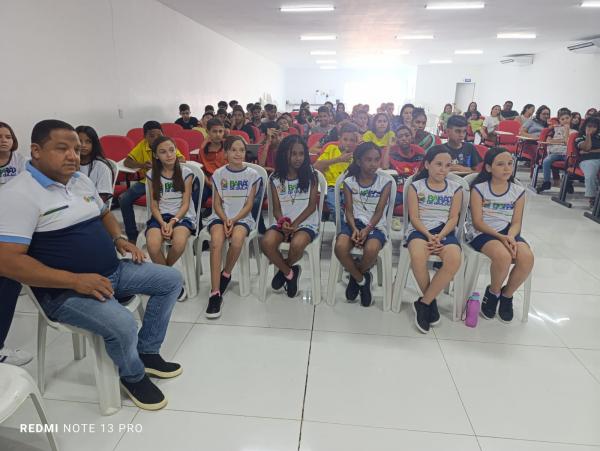  Prefeitura de Bar&atilde;o de Graja&uacute; realiza entrega de fardamentos escolares para alunos da rede municipal.(Imagem:FlorianoNews)