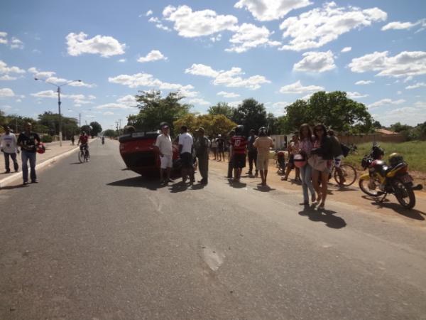 Ve&iacute;culo capota na Avenida Dirceu Arcoverde.(Imagem:FlorianoNews)