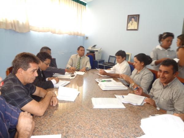 Vereadores se re&uacute;nem com assessoria jur&iacute;dica na C&acirc;mara Municipal. (Imagem:FlorianoNews)