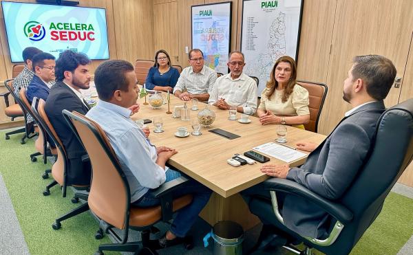 Deputado Dr. Francisco Costa participa de reunião para cessão de escola à UFPI em Floriano(Imagem:Reprodução/Instagram)