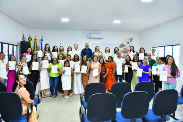 Empossados novos gestores escolares da rede municipal de ensino de Floriano.(Imagem:Secom)