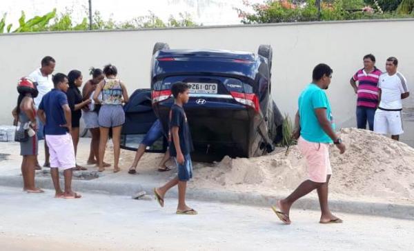 Ve&iacute;culo capota ap&oacute;s condutor perder o controle em via de Floriano.(Imagem:Reprodu&ccedil;&atilde;o/Whats App)