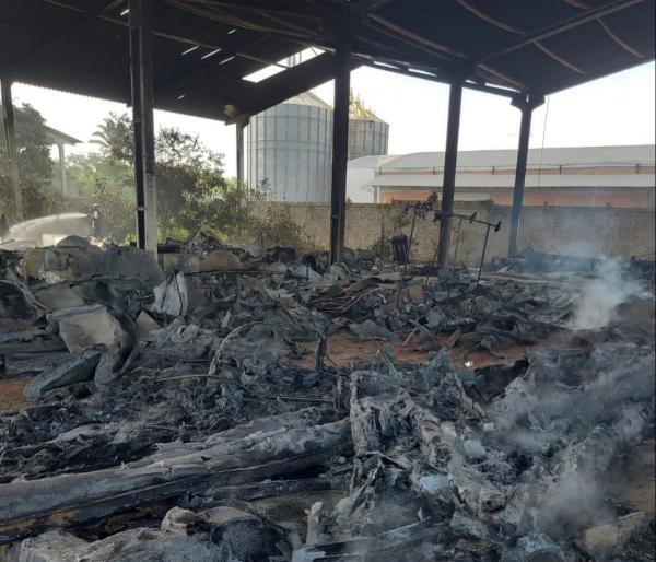 Incêndio atinge fábrica de plástico na zona Sul e bombeiros são acionados