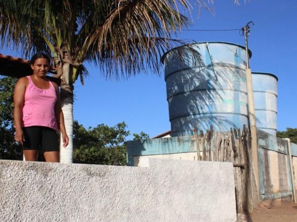Dona de casa reside ao lado de uma caixa d&acute;&aacute;gua que est&aacute; vazia.(Imagem:Gilcilene Ara&uacute;jo/G1)