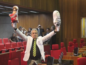 Manifestantes são barrados na Alepi e deputados batem boca em sessão