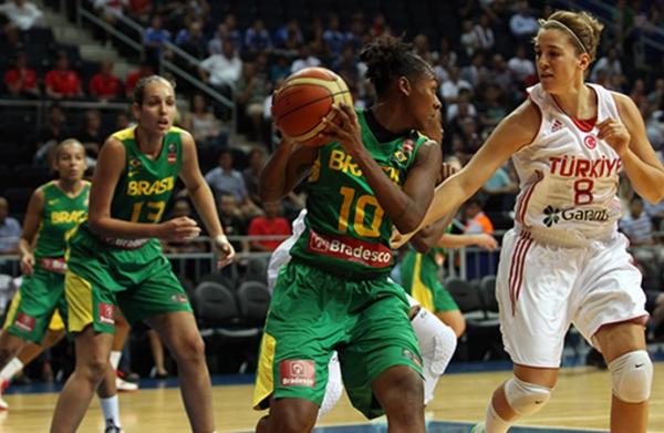 Tatiane se protege da marca&ccedil;&atilde;o de turca na estreia pela Zafer Cup, em Istambul, na Turquia.(Imagem:Divulga&ccedil;&atilde;o)