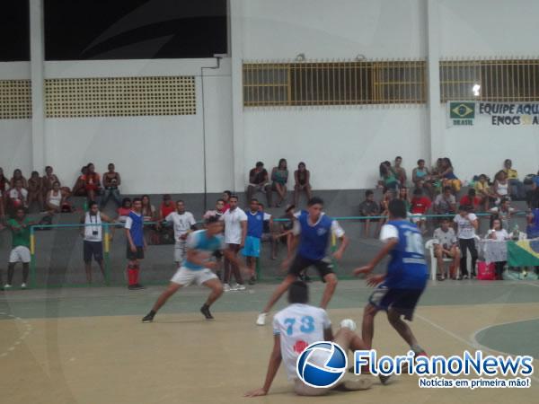 Tarde esportiva &eacute; realizada com alunos do col&eacute;gio Estadual.(Imagem:FlorianoNews)