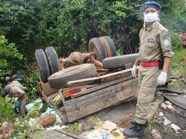 Caminh&atilde;o vira em rodovia do Piau&iacute; e mata duas pessoas da mesma fam&iacute;lia.(Imagem:Gilcilene Ara&uacute;jo/ G1)