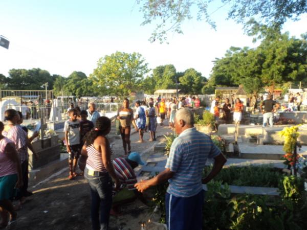 Pessoas visitando os t&uacute;mulos(Imagem:Cida Santana)