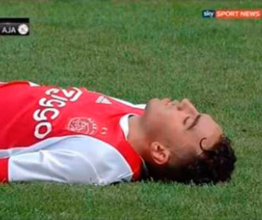 Ex-jogador do Ajax sai do coma depois de um ano