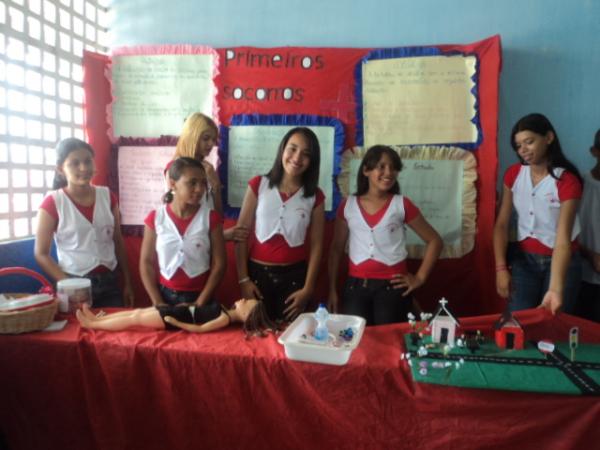 Alunos da Escola Djalma Nunes na feira de ci&ecirc;ncias, o tema Sa&uacute;de(Imagem:Cida Santana)