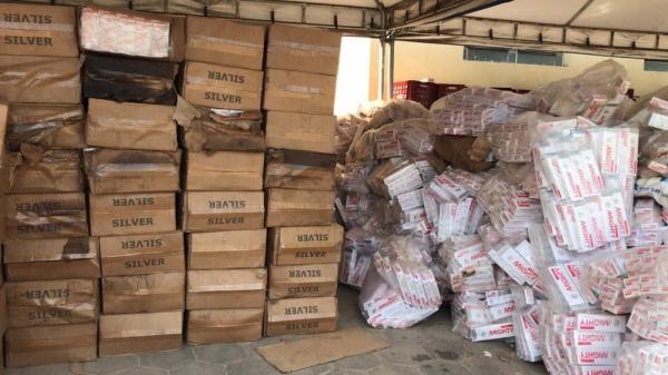 PF encontra cinco mil pacotes de cigarros contrabandeados em embarcação que encalhou no PI