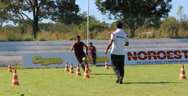 Raphael Freitas puxa linha de atacantes em treino de velocidade entre cones. (Imagem:Abdias Bideh)