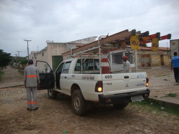 Equipe da Eletrobras para solucionar o problema(Imagem:reda&ccedil;&atilde;o)