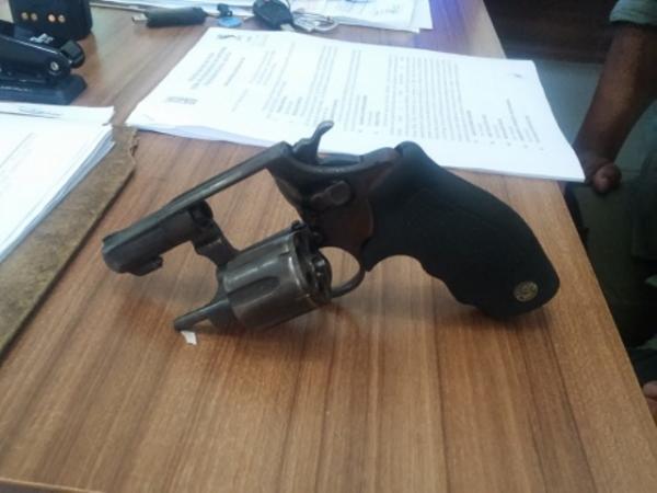PM localiza arma no interior de automóvel em Floriano.(Imagem:Jc24horas)