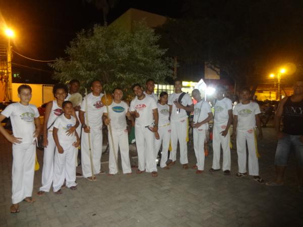 Grupo "Abadá Capoeira" se apresentou neste domingo no centro de Floriano