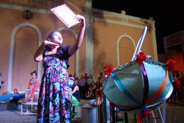 Festival de teatro reúne espetáculos de 13 estados em Floriano