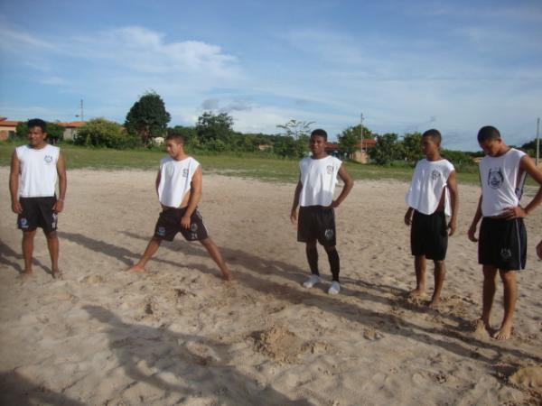 Pela tarde, Renato conferiu o treino do CORISABB&Aacute; em campo de areia(Imagem:FlorianoNews)