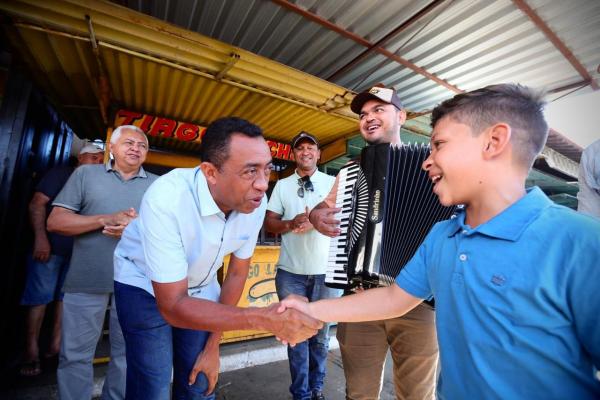 Joel é recebido por populares ao lado de Margarete durante visita ao mercado de São Raimundo Nonato(Imagem:Ascom)