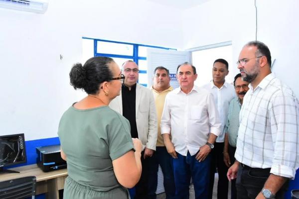 Vereadores de Floriano acompanham entrega de escola reformada pelo Executivo Municipal(Imagem:CMF)