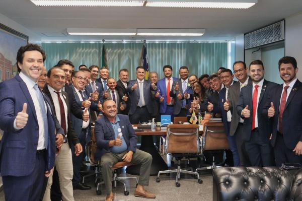 Em Brasília, Ciro Nogueira atrai grande comitiva de prefeitos para discutir projetos
