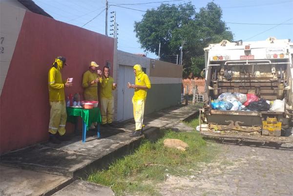 Moradores oferecem café da manhã a garis e aplaudem trabalho mesmo na quarentena