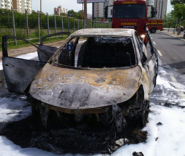 Carro pega fogo próximo a shopping na Avenida Raul Lopes