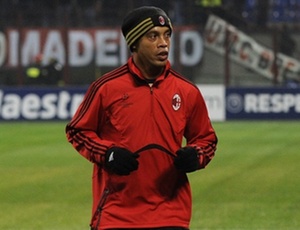 Irmão fala em volta de Ronaldinho ao Brasil, mas despista sobre Palmeiras