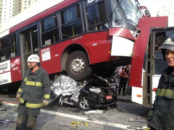 Ve&iacute;culo esmagado por &ocirc;nibus no acidente tem placa vermelha.(Imagem:Let&iacute;cia Macedo/G1)