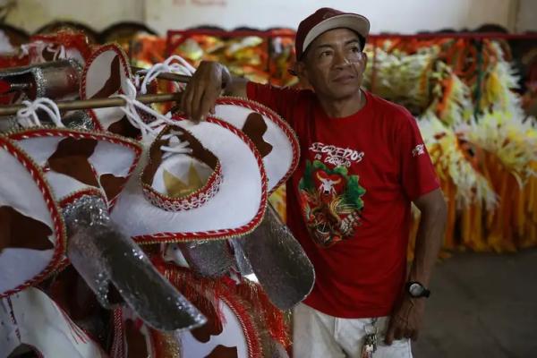 O coordenador de Fantasias do Boi Garantido, Agostinho Rodrigues, no Curral, em Parintins.(Imagem:Fernando Fraz&atilde;o/Ag&ecirc;ncia Brasil)