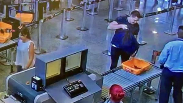 Eduardo Fauzi no embarque no Aeroporto do Gale&atilde;o no dia 29 de dezembro(Imagem:Reprodu&ccedil;&atilde;o/ TV Globo)