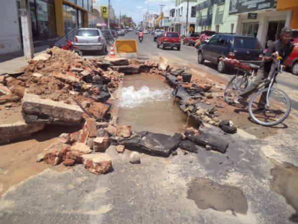 Vazamento em cano da Agespisa provoca desperd&iacute;cio e falta de &aacute;gua em Floriano.(Imagem:FlorianoNews)