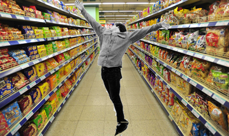 Supermercado pagará dano moral por obrigar vendedor a dançar jingle publicitário