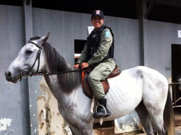 Iwalma Matos montada em seu cavalo no Quartel da Pol&iacute;cia Militar do Piau&iacute;.(Imagem:Arquivo Pessoal)