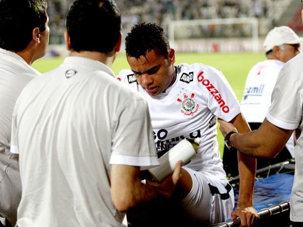 Dentinho diz que chorou vendo jogos do Corinthians pela TV