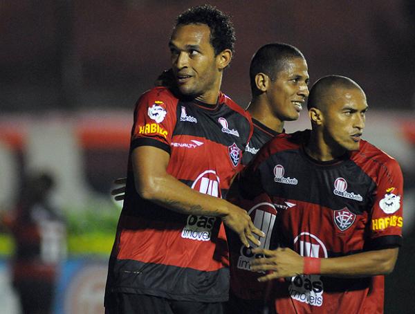 F&aacute;bio Santos comemora o seu gol, o segundo do Vit&oacute;ria no Barrad&atilde;o.(Imagem:Ag. Estado)