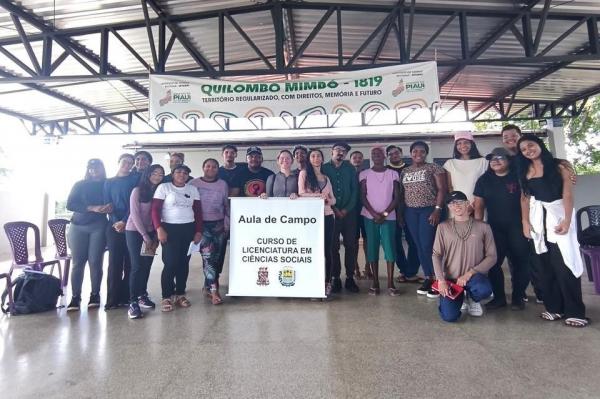 Discentes do curso de Ci&ecirc;ncias Sociais participam de atividade de campo na comunidade quilombola do Mimb&oacute;.(Imagem:Ascom Uespi)