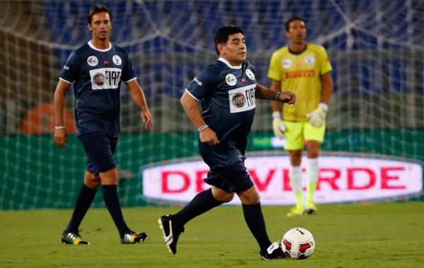 Maradona se irrita com a presença de Icardi em jogo promovido pelo Papa