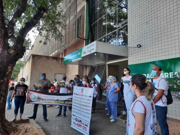 Representantes de categorias de profissionais da sa&uacute;de se reuniram diante do HGV, no Centro de Teresina.(Imagem:Divulga&ccedil;&atilde;o/ Senatepi)