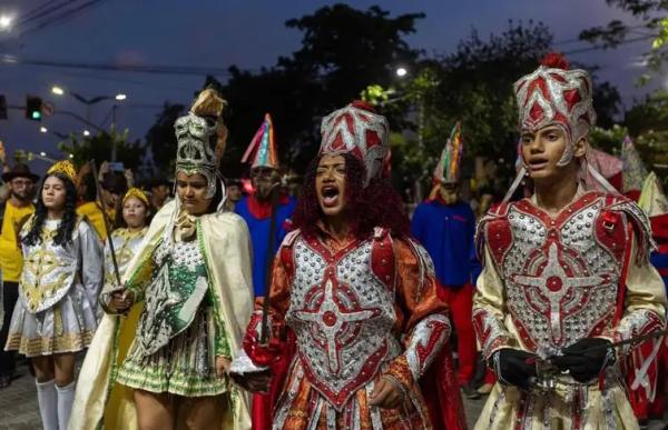 C&iacute;cera Flatenara (de vermelho) &eacute; mestra do reisado em Juazeiro do Norte (CE)(Imagem:C&iacute;cera Flatenara/Arquivo Pessoal)