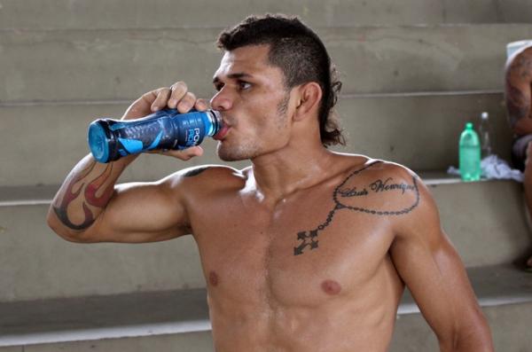 Luis Felipe Buda faz hidrata&ccedil;&atilde;o ap&oacute;s passar pelo sufoco de perder peso.(Imagem:Abdias Bideh/GloboEsporte.com)