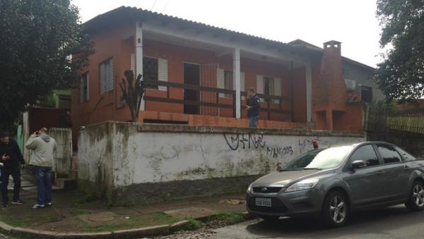 Parte da casa de Patr&iacute;cia foi atingida pelo fogo.(Imagem:F&aacute;bio Almeida/RBS TV)